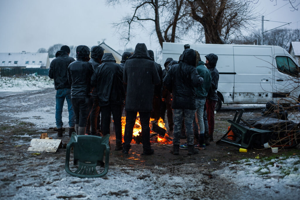 Migrants autours d'un feu